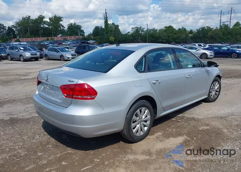 2012 Volkswagen Passat 2.5L S z USA, uszkodzony, nr VIN 1VWAH7A3XCC044263